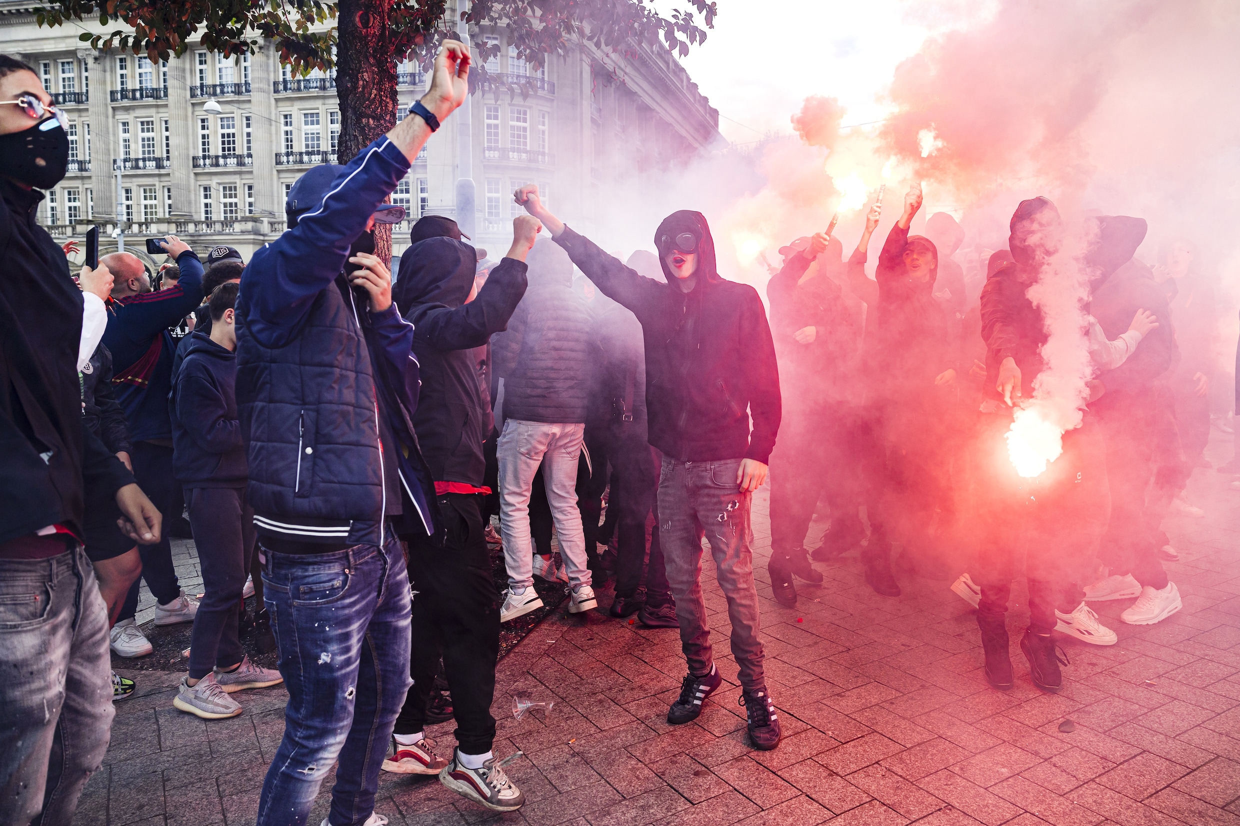 aanhangers-van-ajax-zijn-bijeen-gekomen-op-het-leidseplein-uit
