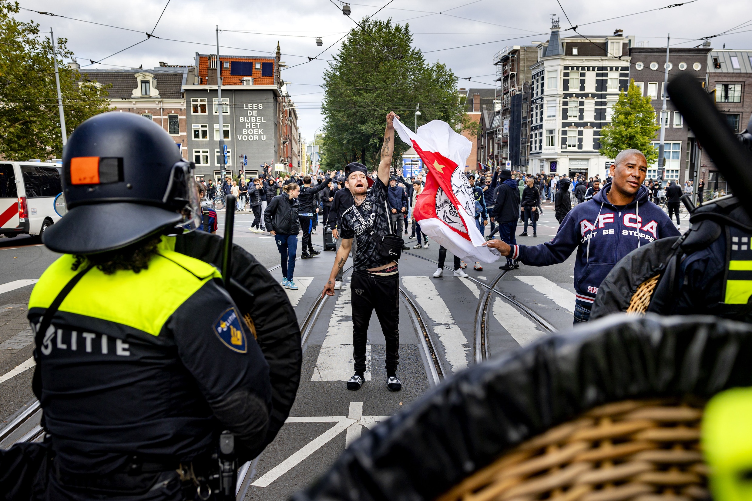 Juist supporters zouden ook wat begrip kunnen hebben voor de stakende agent  | Trouw