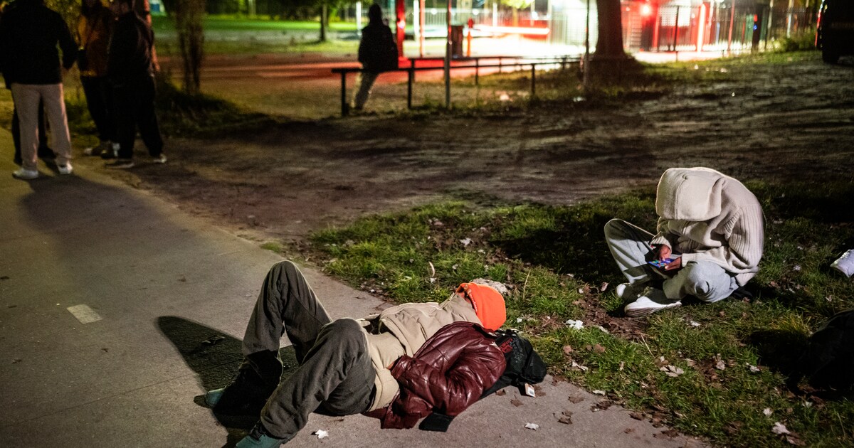 Drentse sporthal open voor 100 vluchtelingen Ter Apel, minister ‘communiceert met burgemeesters’