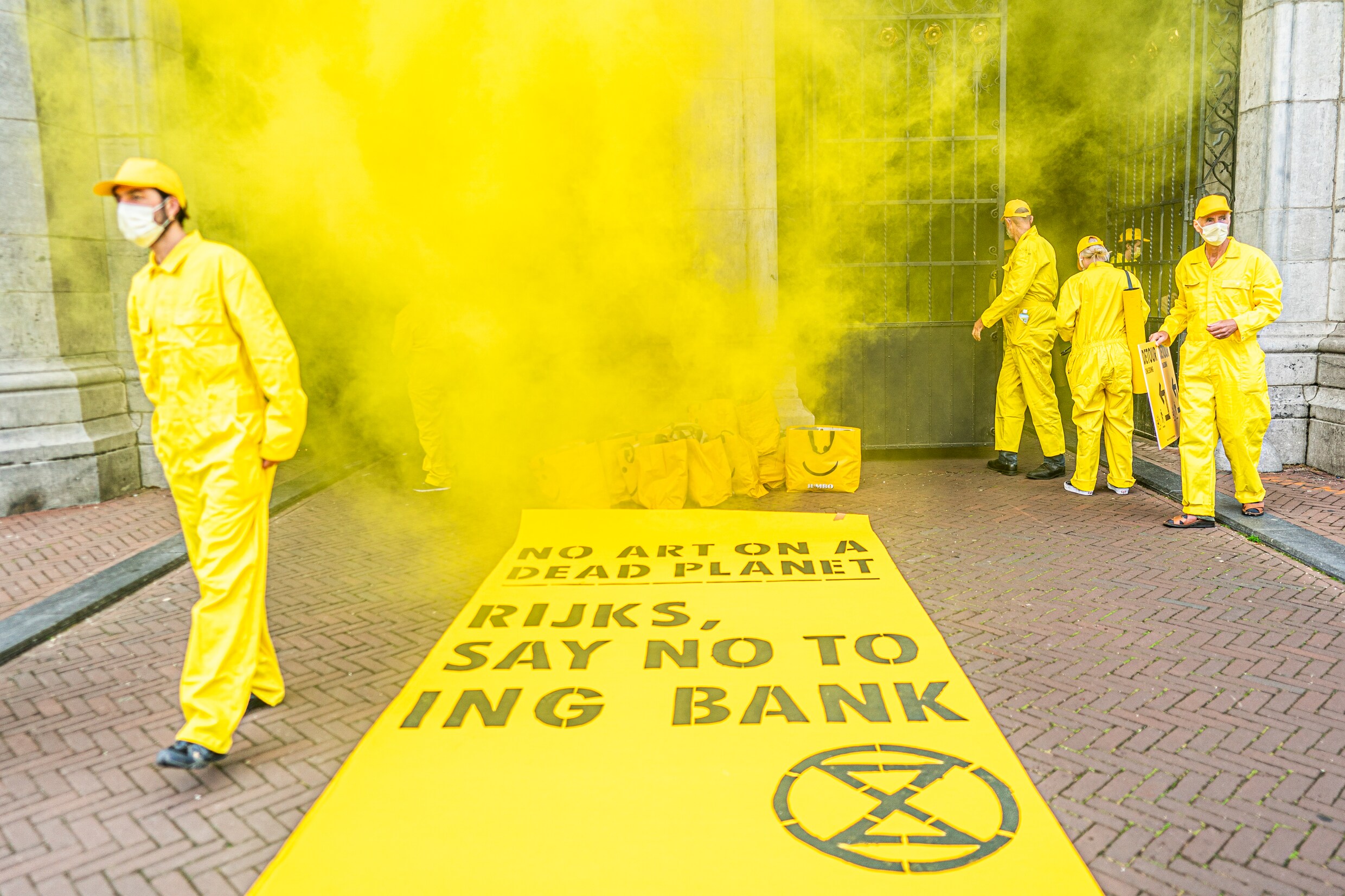 ING ligt onder vuur van de klimaatbeweging vanwege de belangen van de bank in de fossiele sector. Hier een actie bij het Rijksmuseum in Amsterdam, dat samenwerkt met ING.