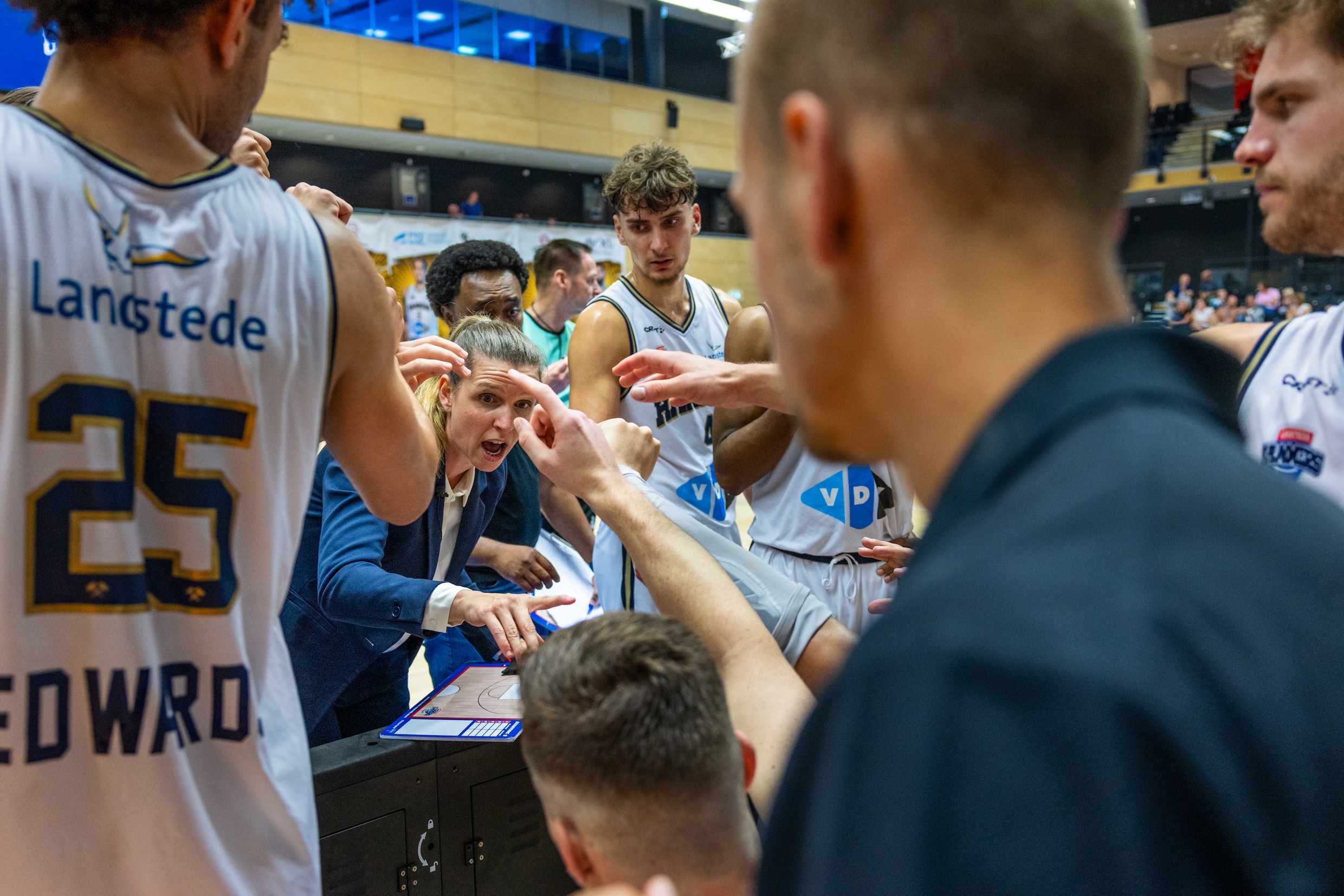 Belgische ‘basketbalgek’ Gaëlle Bouzin leidt de mannen van Landstede ...