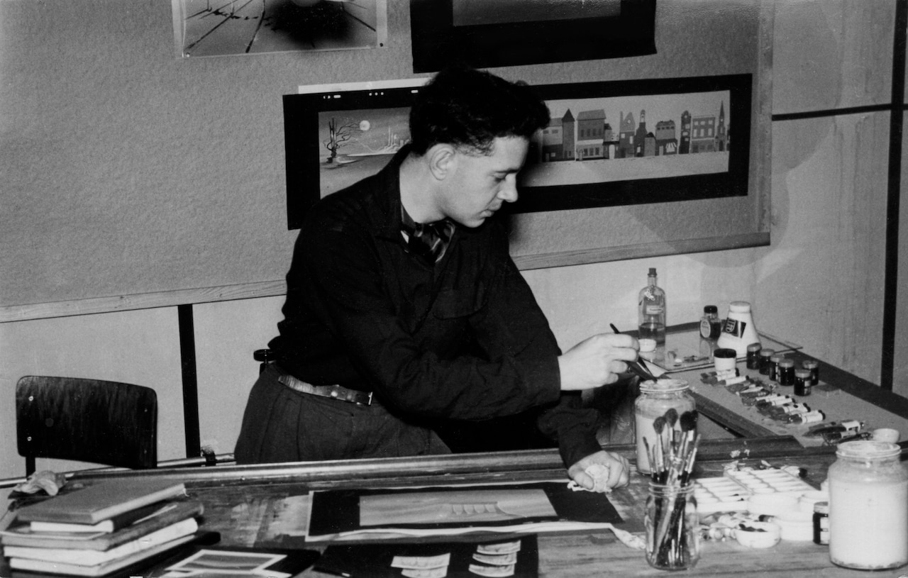 Alan Standen schildert achtergronden bij Toonder Studio’s, Amsterdam, circa 1955.