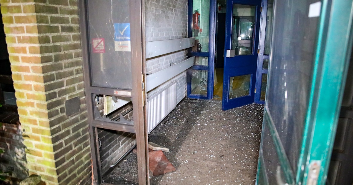 Opvang asielzoekers in Ugchelen gaat door, ondanks explosie en protest