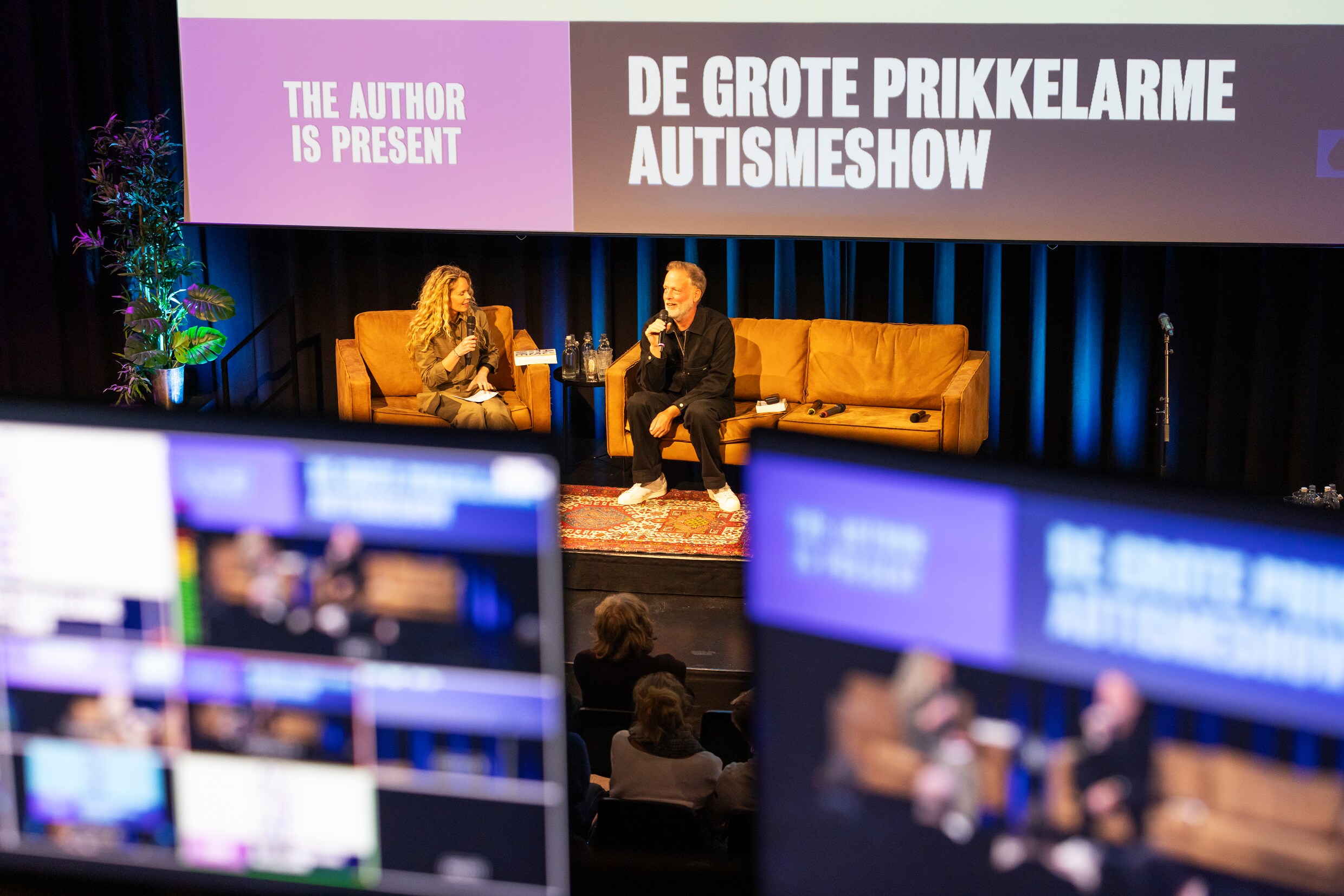 Een prikkelarme avond over een groot en dik autismeboek | Trouw
