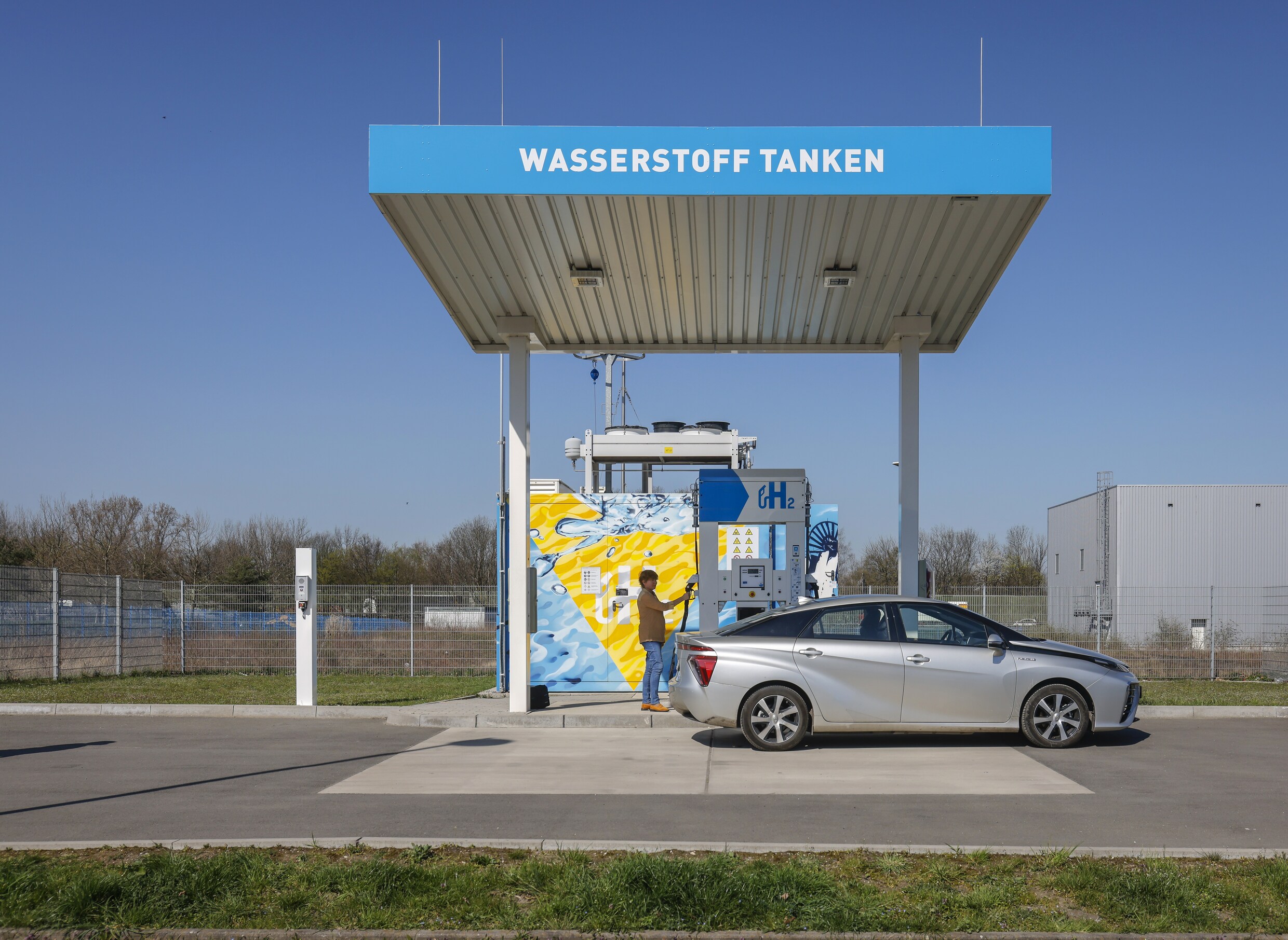 Een waterstofauto tankt bij Herten in Noordrijn-Westfalen.