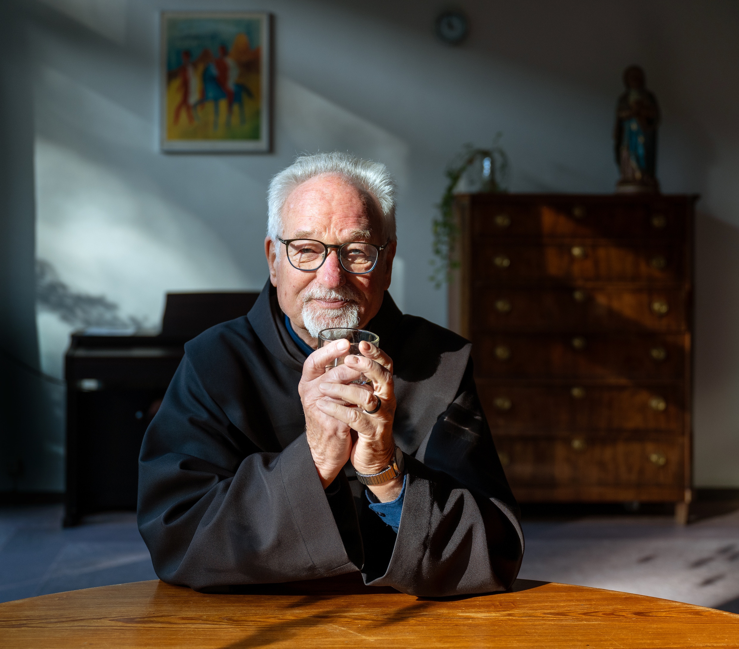 De laatste twee bewoners bidden tot het eind in het klooster naast de ...