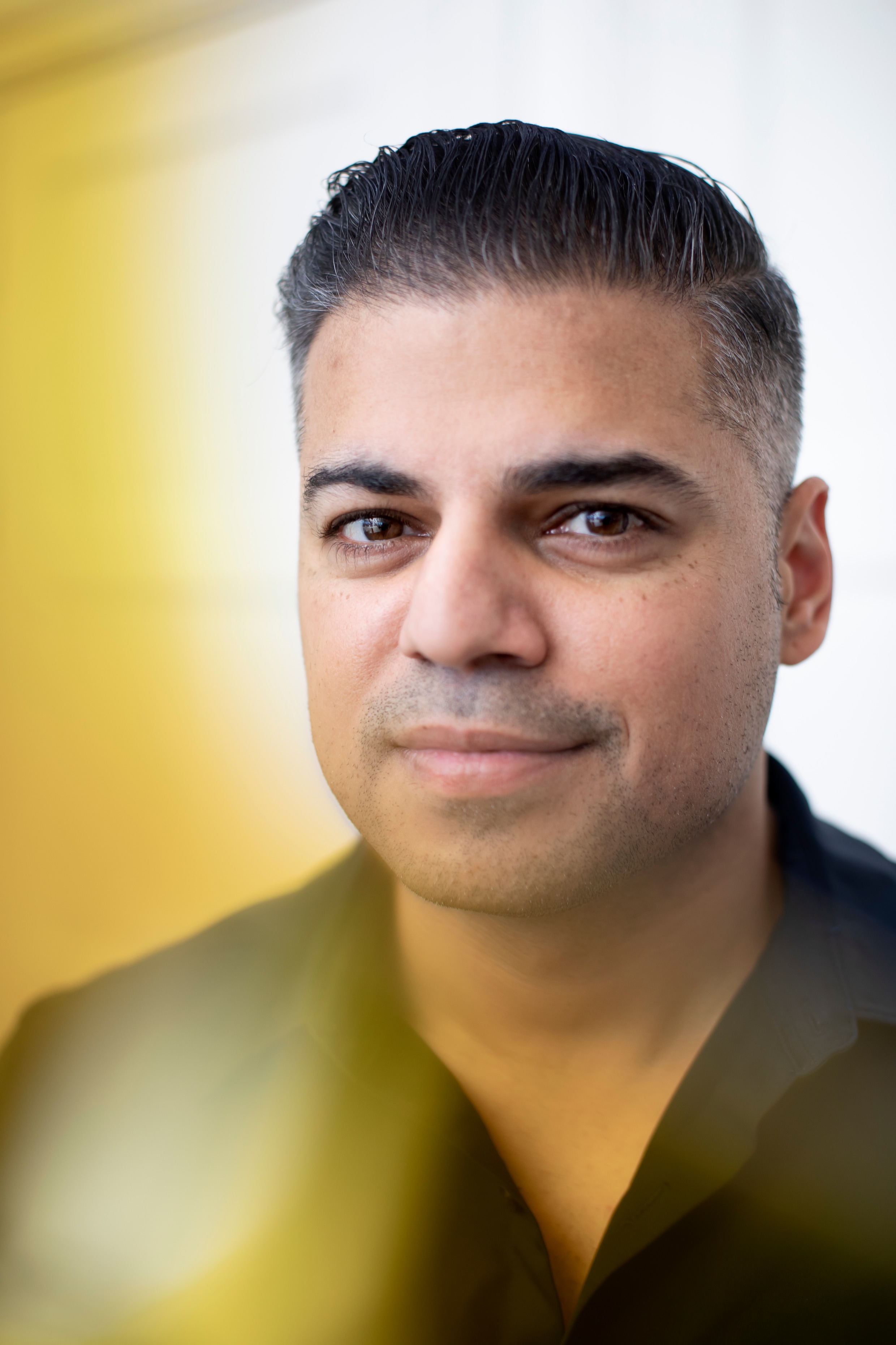 Cabaretier Rayen Panday: ‘Als je alleen iets goeds doet voor je karma ...