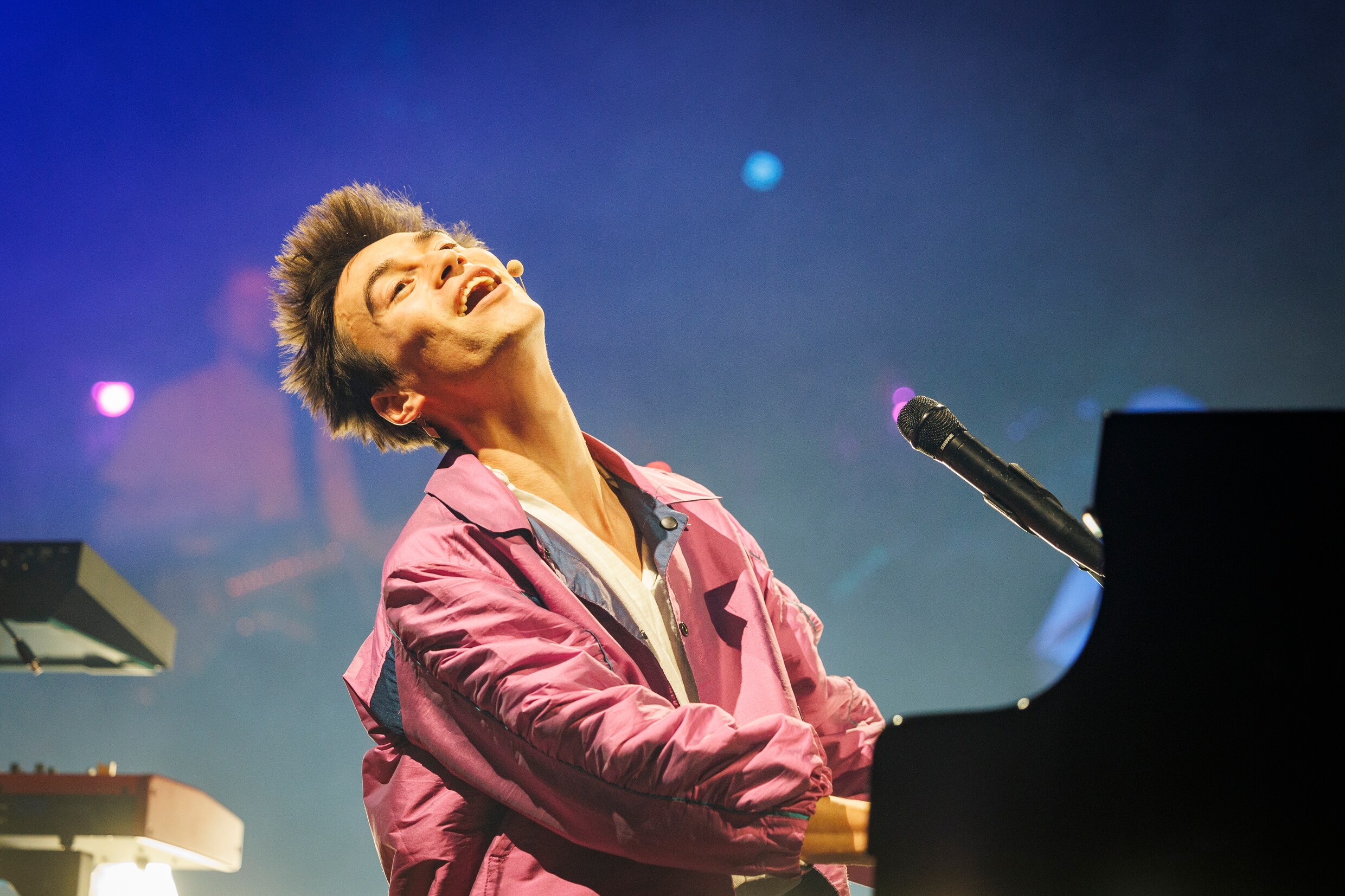 ‘Mozart, maar dan met leuker haar’: de muzikale magie van Jacob Collier ...