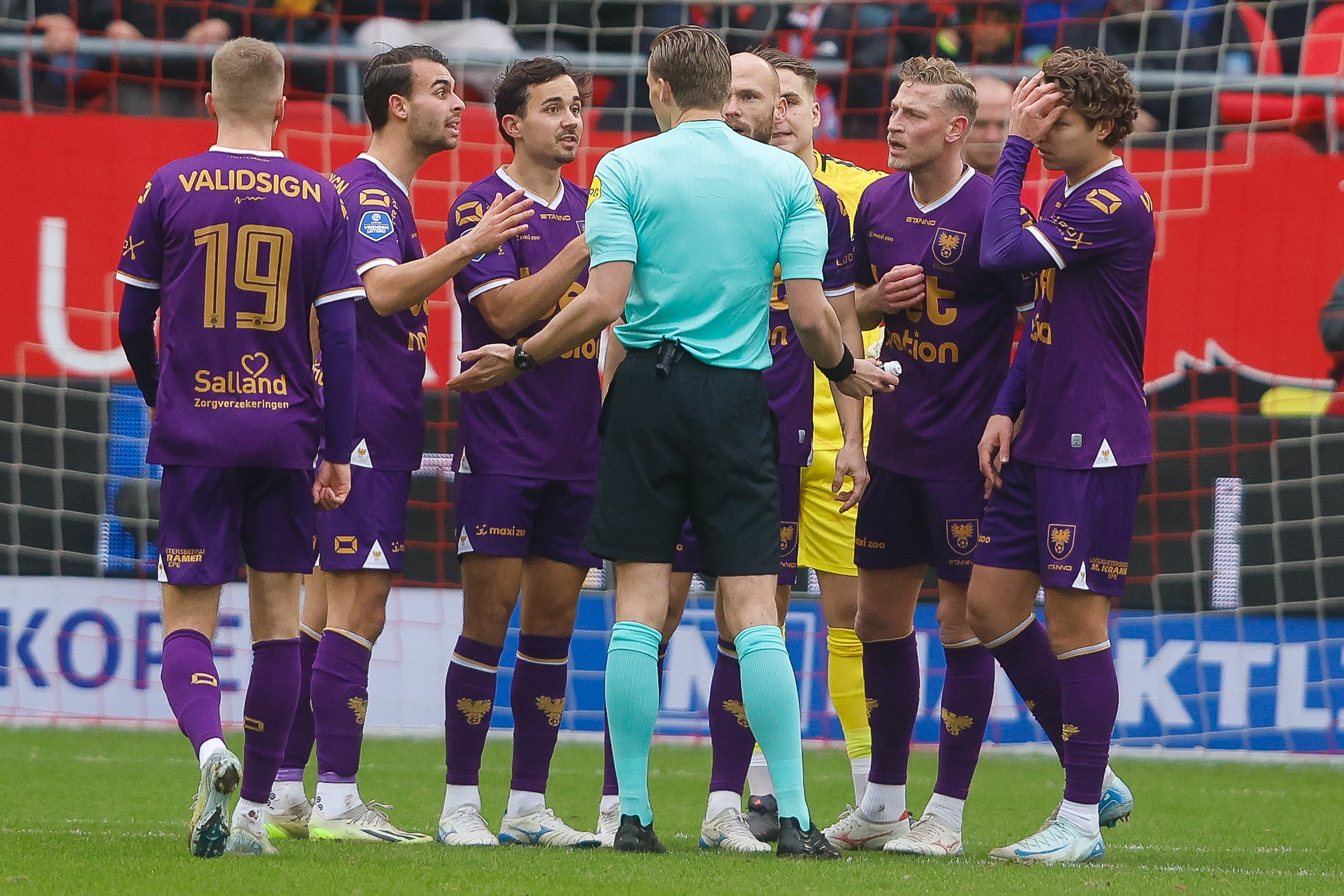 Scheidsrechter Sander van der Eijk bij de wedstrijd FC Utrecht tegen Go Ahead Eagles.