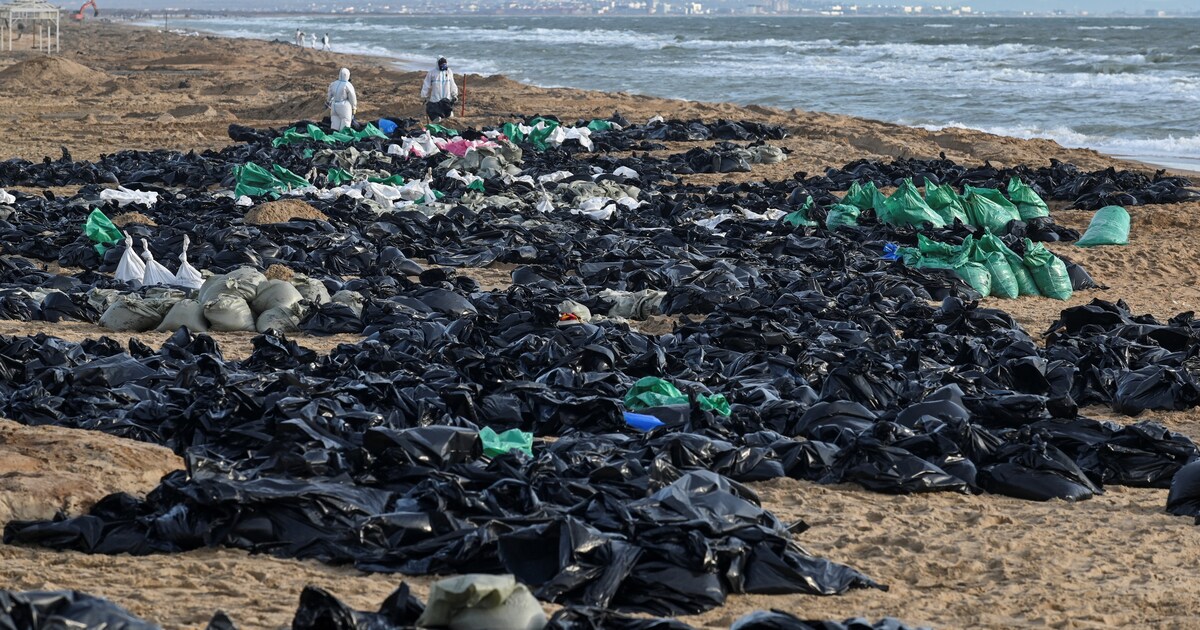 Moskou roept noodtoestand uit om olievlek in Zwarte Zee