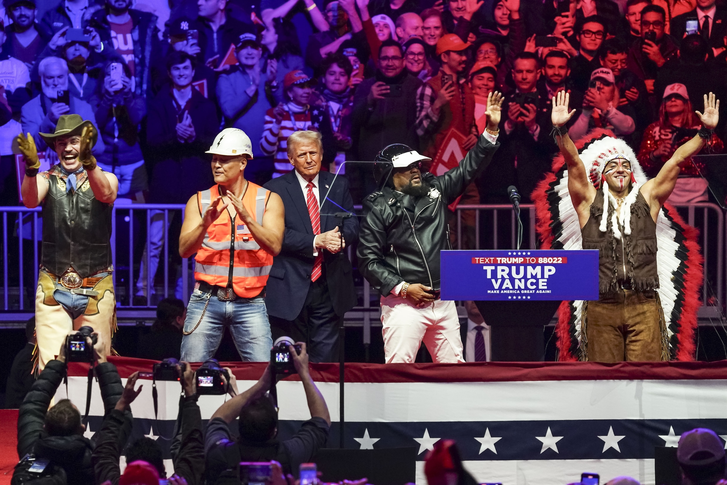 Iedereen wil een stukje van de Trump-taart op de Victory Rally | Trouw