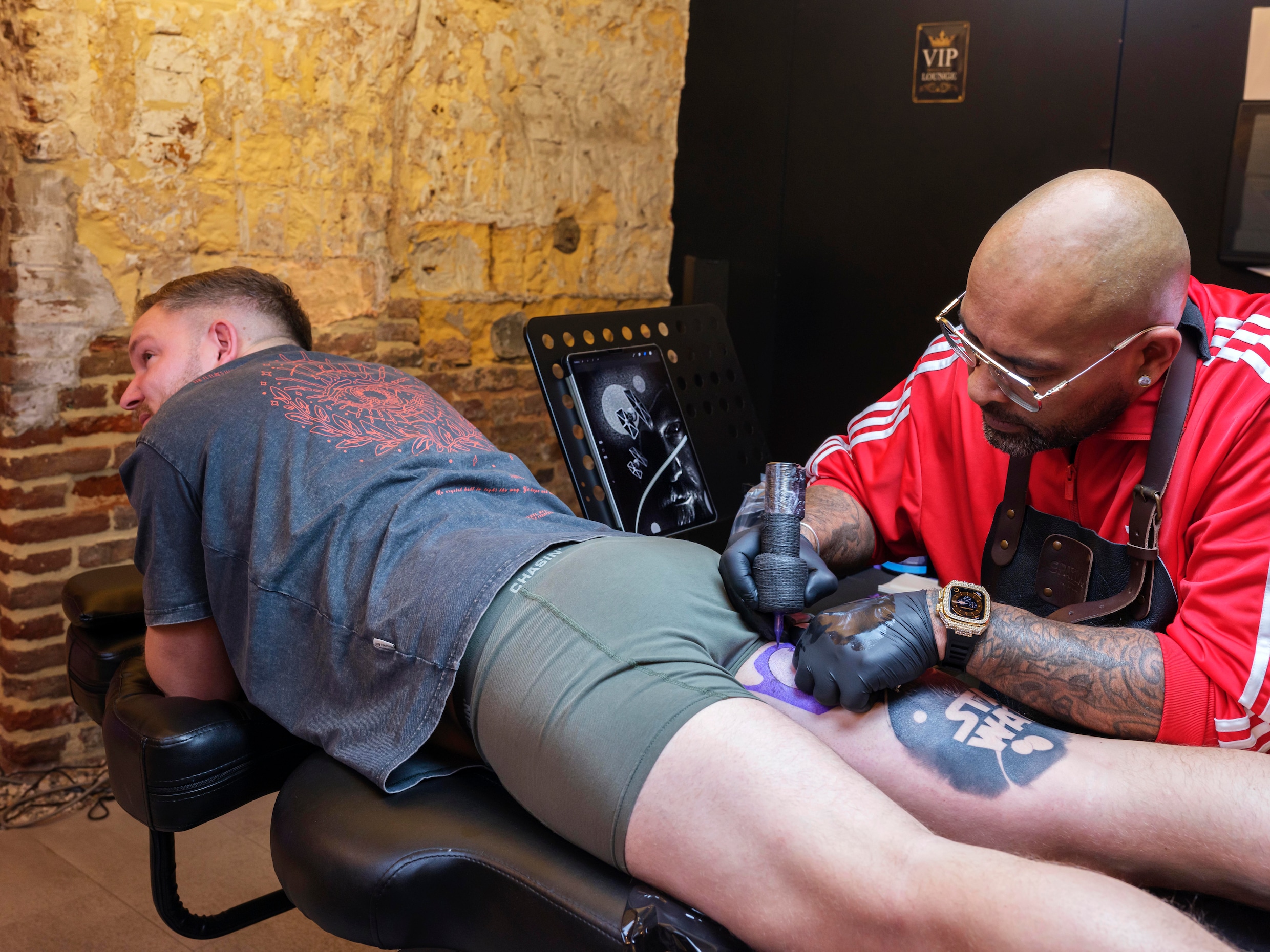 Het hele rechterbeen van Sam komt vol met Star Wars-tattoos | Trouw