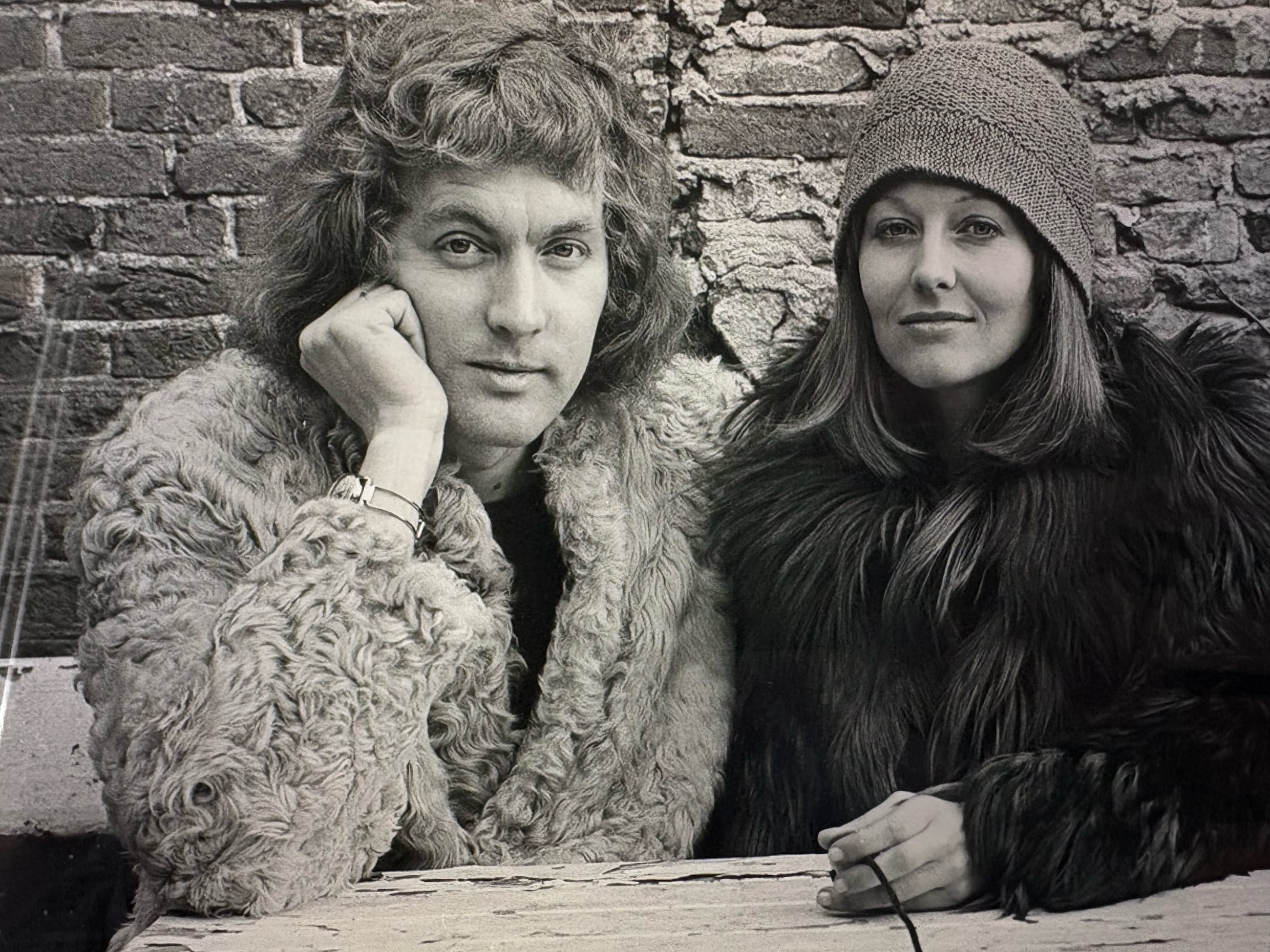 Hans en Laura op het dakterras van hun nieuwe huis aan de Nieuwe Keizersgracht in 1982, gefoto­grafeerd met de zelfontspanner.
