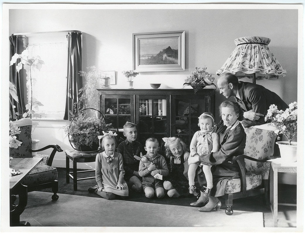 Hans als kleuter (derde van links) met zijn ouders en broer en zussen; vlnr. Nel, Ernst, Caty, Christine (op moeders schoot) en Cootje (in moeders buik), in 1944.
