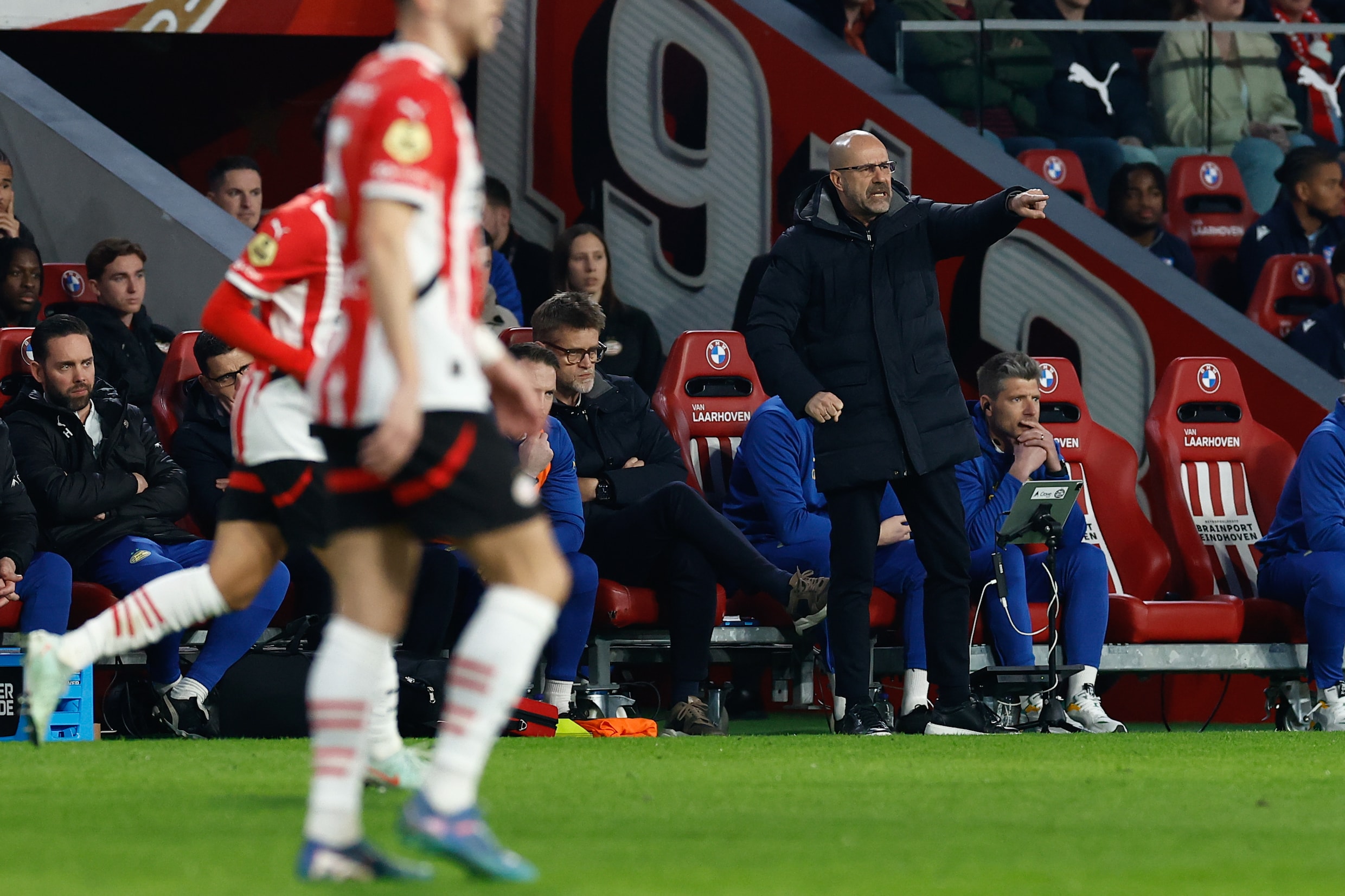 Hoe leidt Peter Bosz een wankel PSV? Juist nu moet een trainer ...