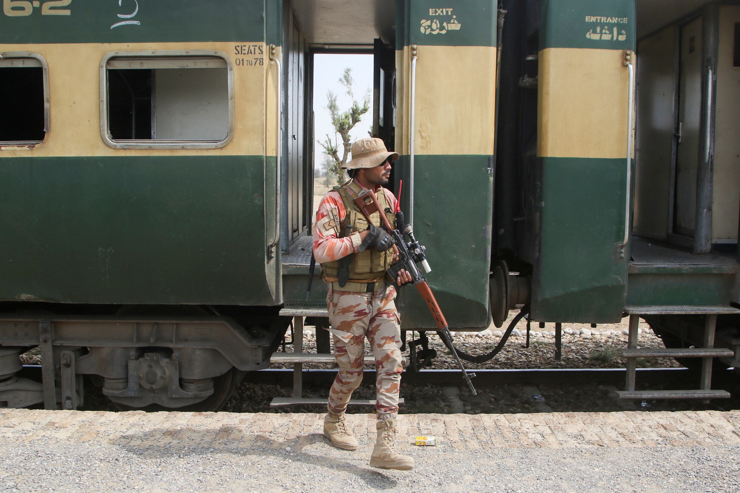Bronnen: zelfmoordterroristen tussen gijzelaars in trein Pakistan | Trouw