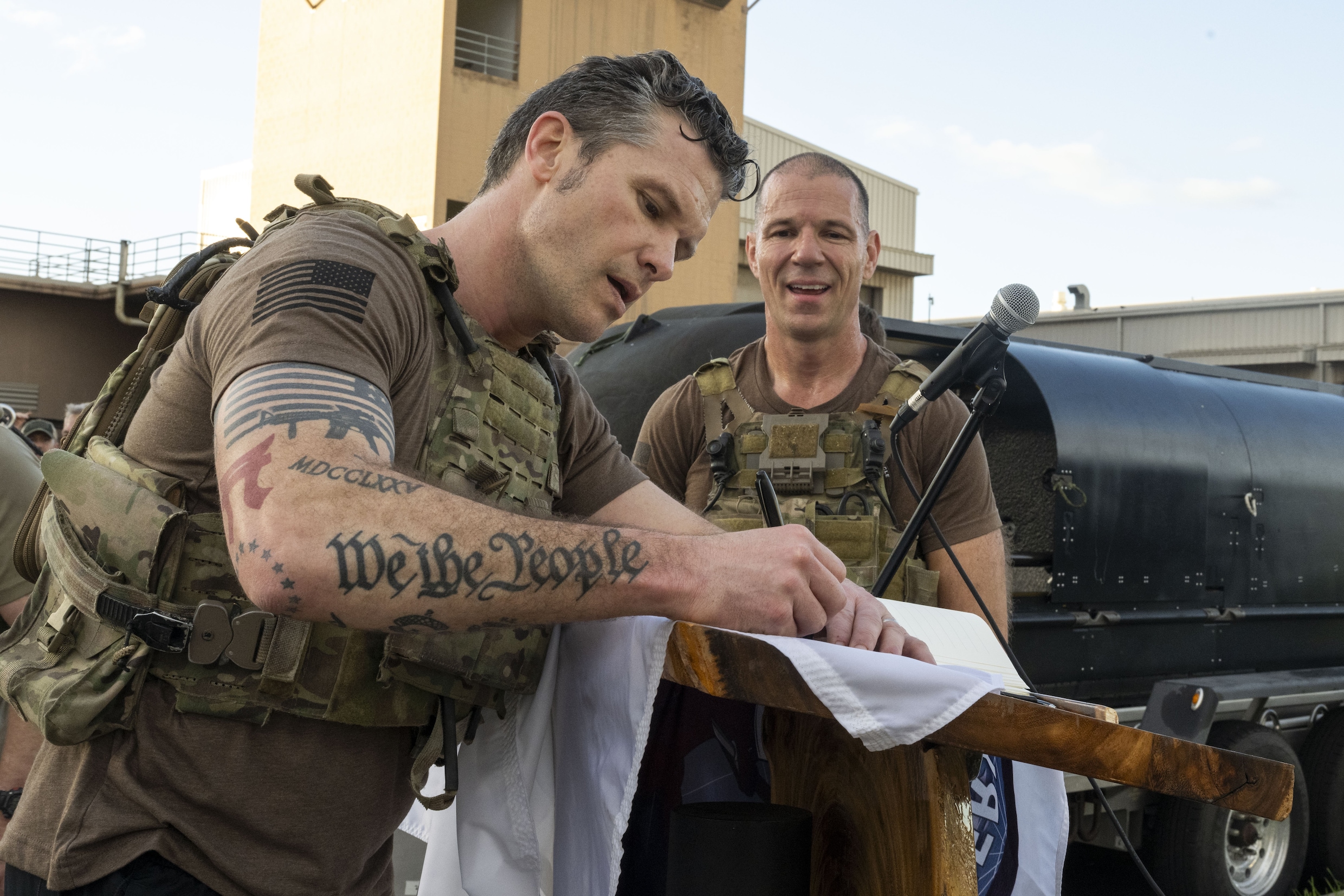 we-the-people-op-de-onderarm-van-hegseth