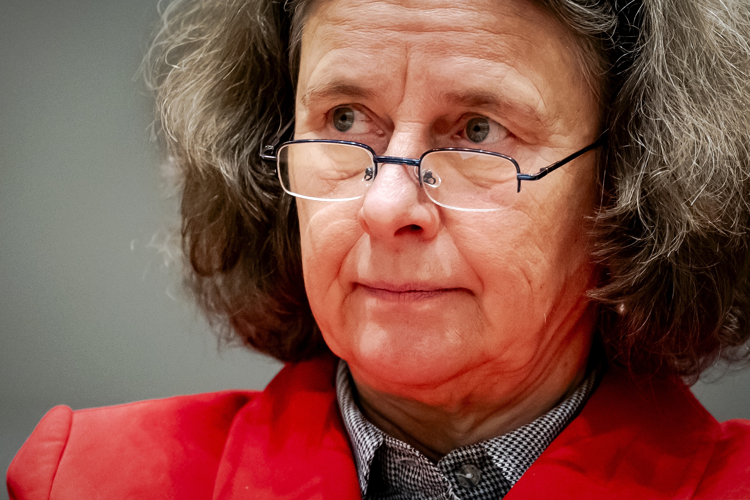 Minister Marjolein Faber (Asiel en Migratie) tijdens het debat in de Tweede Kamer over haar besluit om niet te tekenen voor lintjes voor vrijwilligers die werken met vluchtelingen.