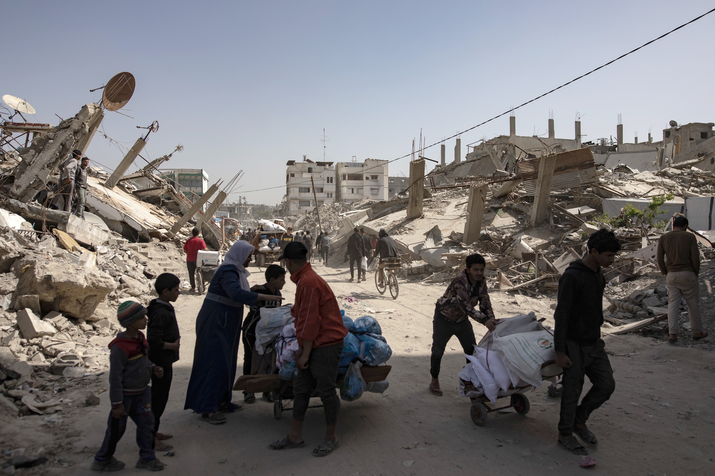 Zeker honderd doden bij Israëlische luchtaanvallen op onder meer een school in Gaza | Trouw