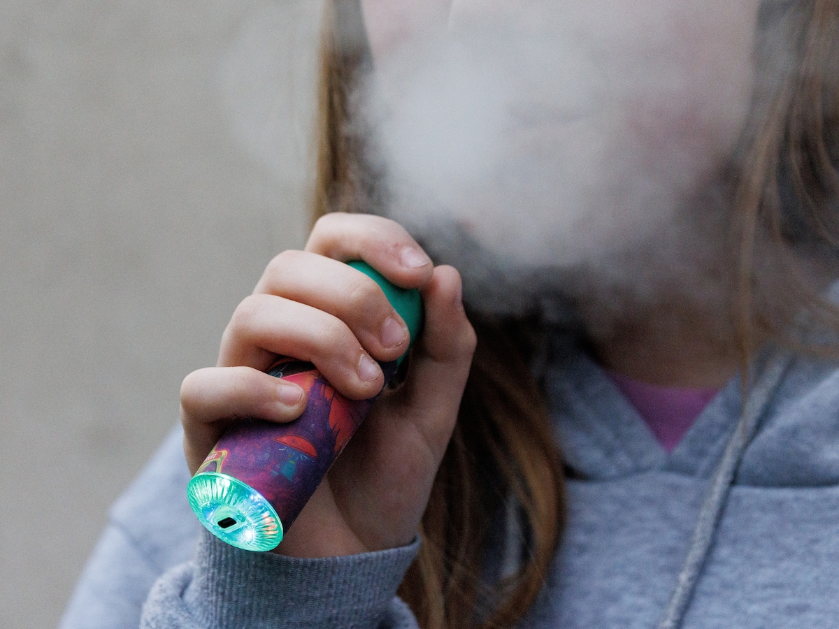 Een vaper weet nauwelijks welke stoffen hij inhaleert | Trouw