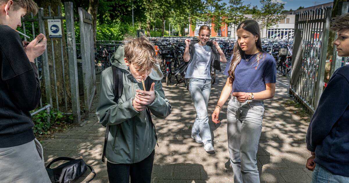 Rookverbod op het schoolplein? Dan trekken leerlingen de wijk in. ‘Ze ...