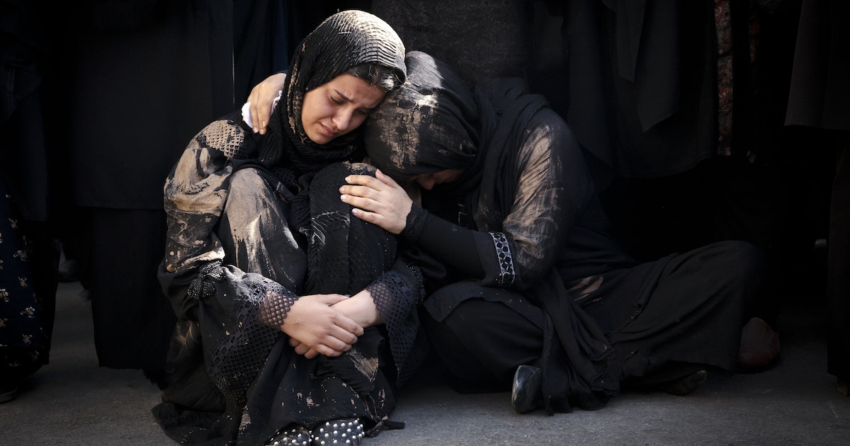 Iraniërs vluchten uit Teheran: ‘De bommen bleven maar vallen’ | Trouw