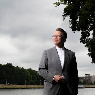 Van wie is dat witte boordje, van de pastoor of de predikant?