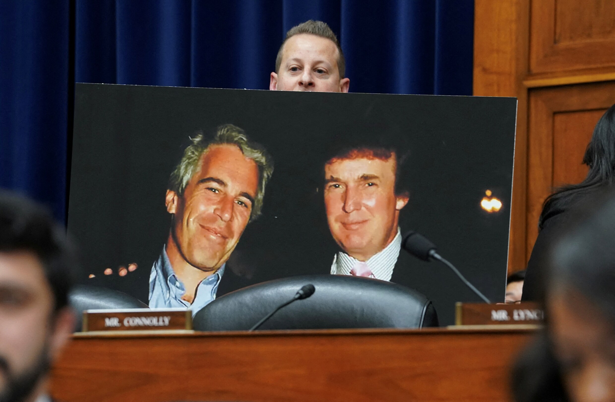 Trump-kamp loopt met Epstein-dossier in val die het zelf opzette | Trouw