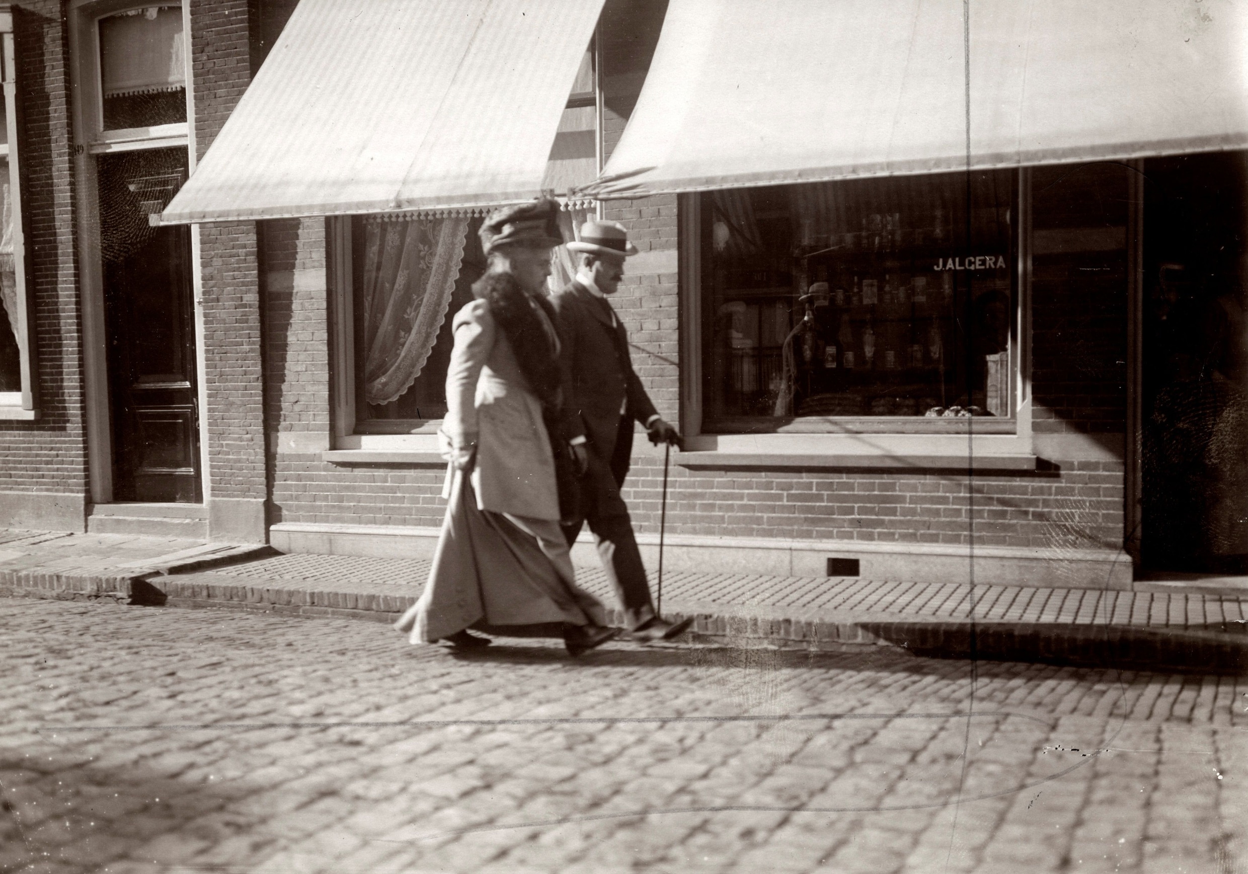 Burgemeester H.W. de Joncheere van Hoorn en zijn vrouw op weg naar het huis van gemeentebode Willem Markus. Zijn vrouw at een voor hem bedoelde vergiftigde taart.