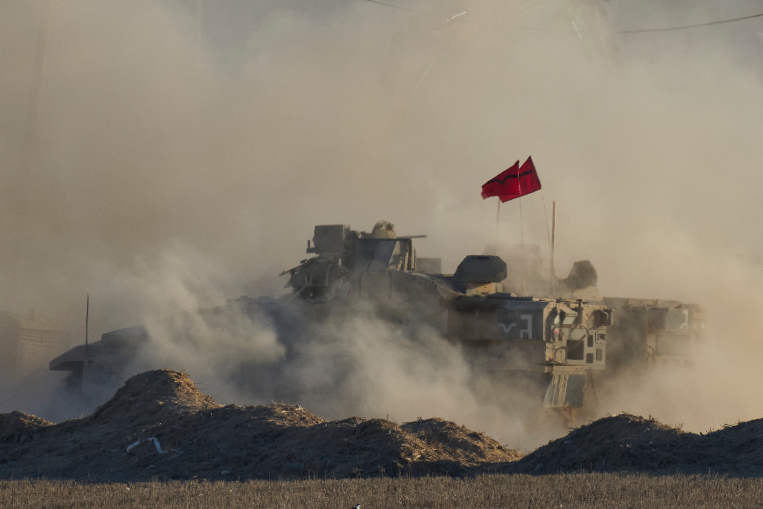 Een Israëlisch pantservoertuig rijdt langs de grens van de Gazastrook in het zuiden van Israël op 6 augustus.