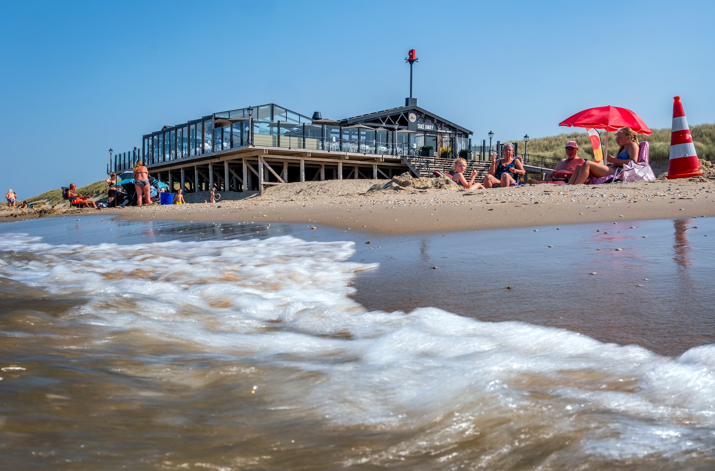 De zee bedreigt strandpaviljoen Prince George. ‘Moet ik dicht omdat ...