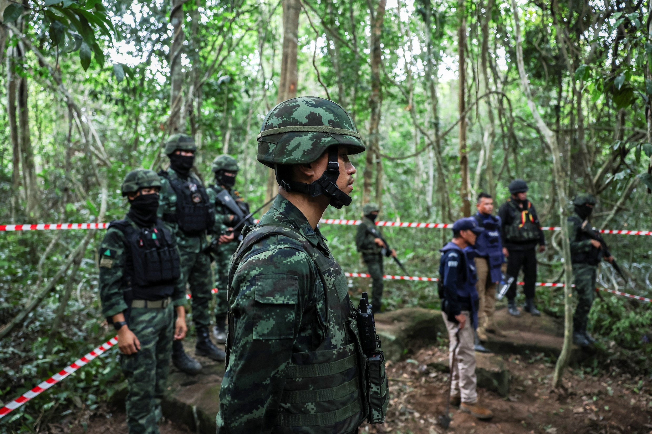 In het grensgebied met Cambodja, waar in juli gevochten werd, wordt gezocht naar landmijnen.