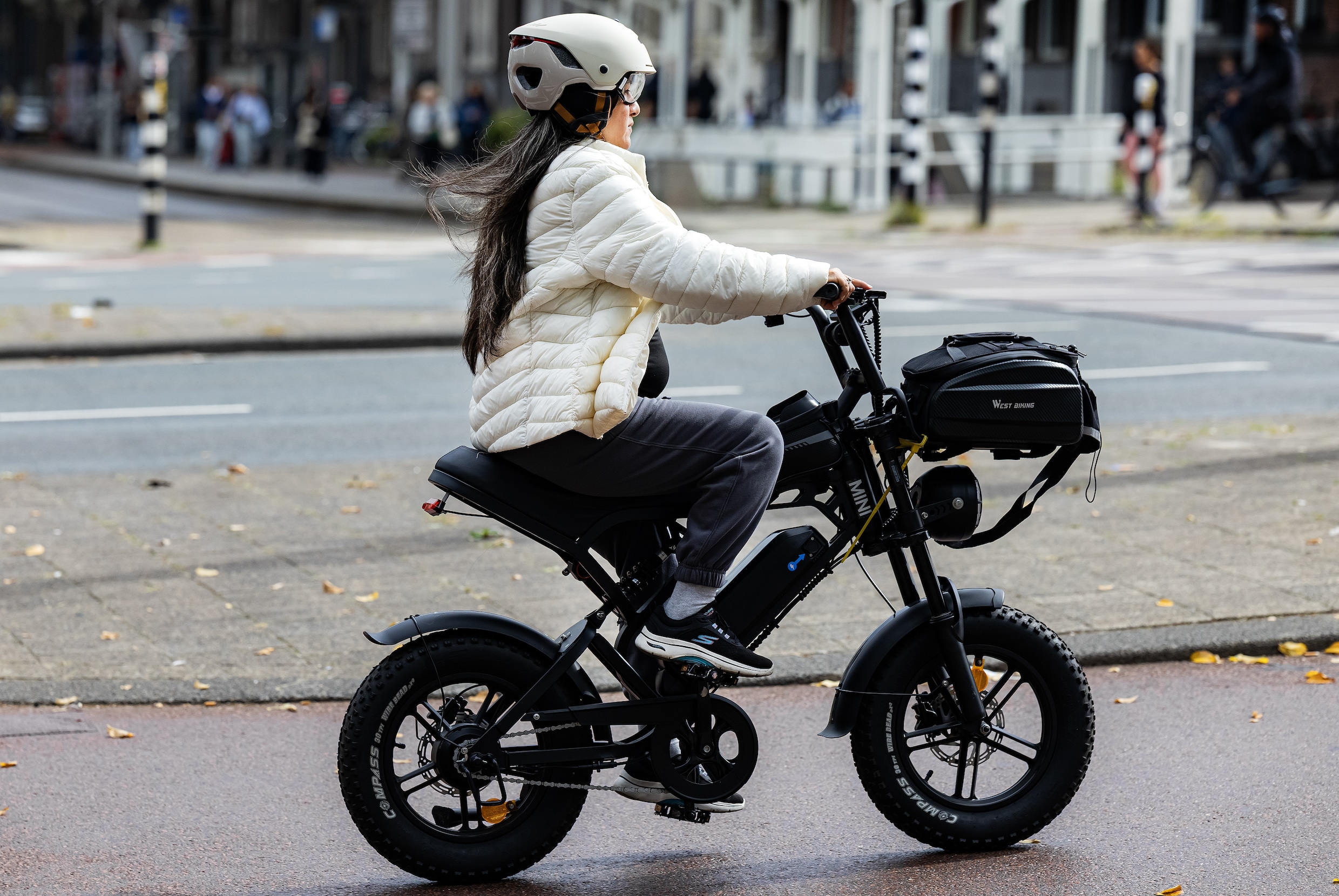 Kabinet wil helmplicht tot 18 jaar op alle elektrische fietsen (dus ook  voor fatbikes) | Trouw