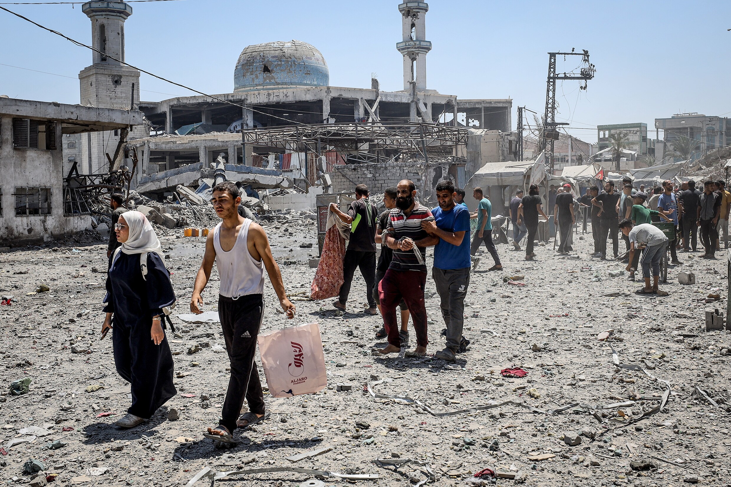 Palestijnen vluchten van een locatie na een luchtaanval op de wijk Zeitoun in Gaza-Stad.