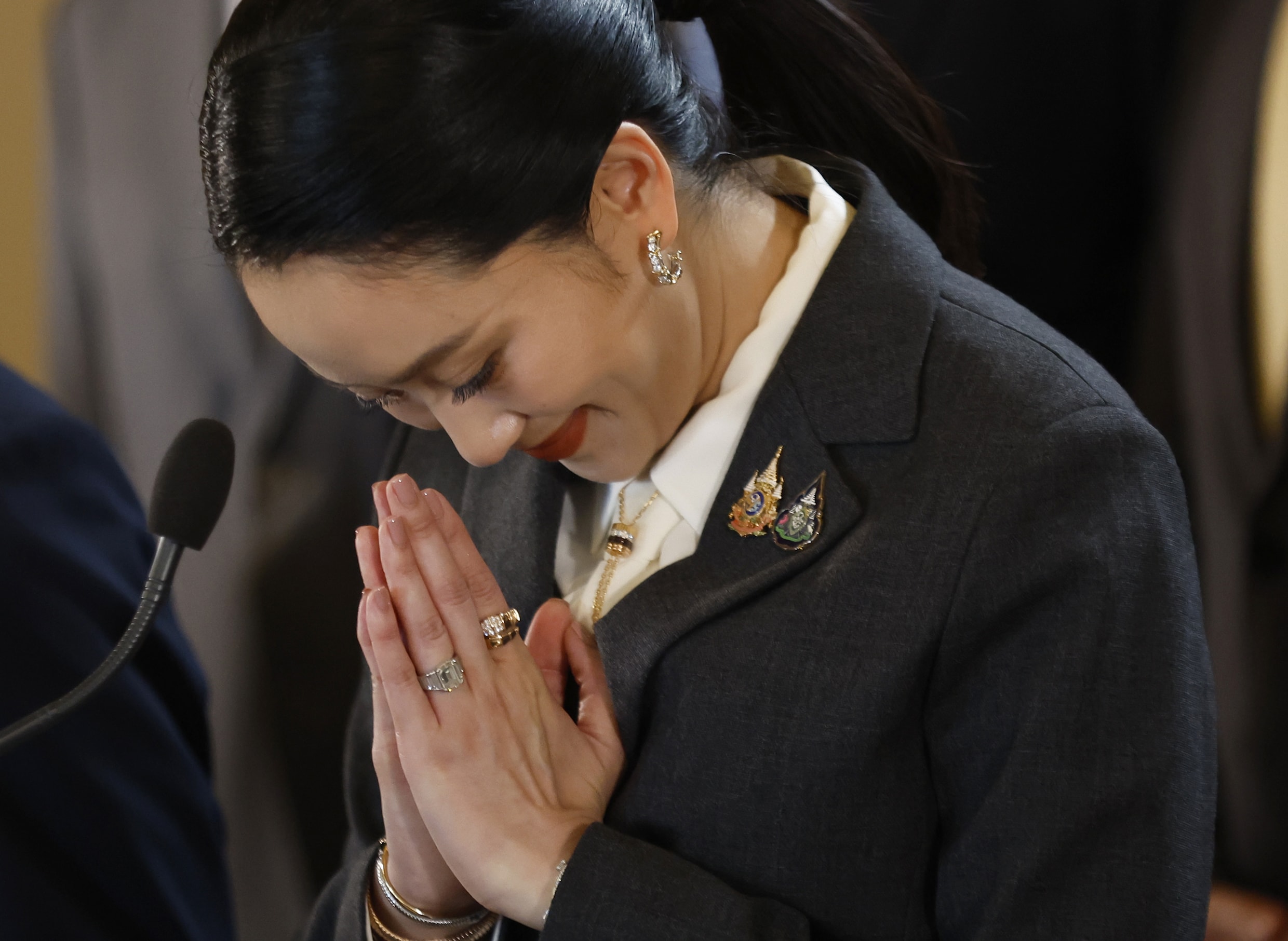 De weggestuurde premier Paetongtarn Shinawatra bij de persconferentie van afgelopen vrijdag.