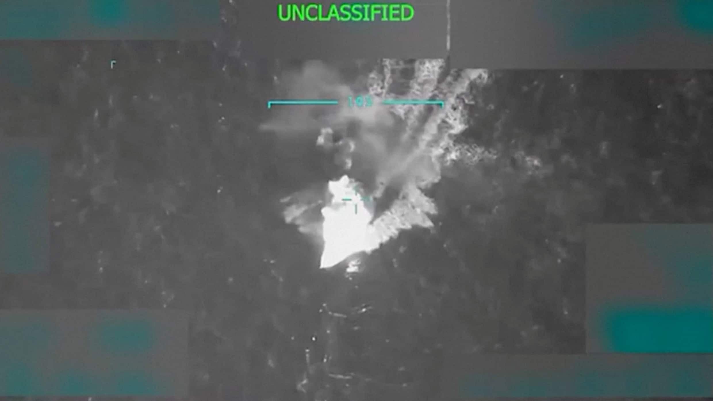 Deze foto plaatste Donald Trump op Truth Social, volgens hem is het een drugsboot die wordt gebombardeerd.