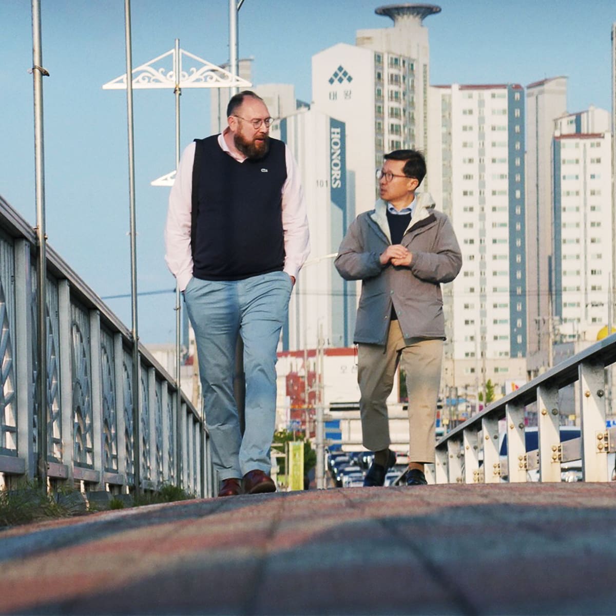 hoogleraar-remco-breuker-links-in-big-in-korea