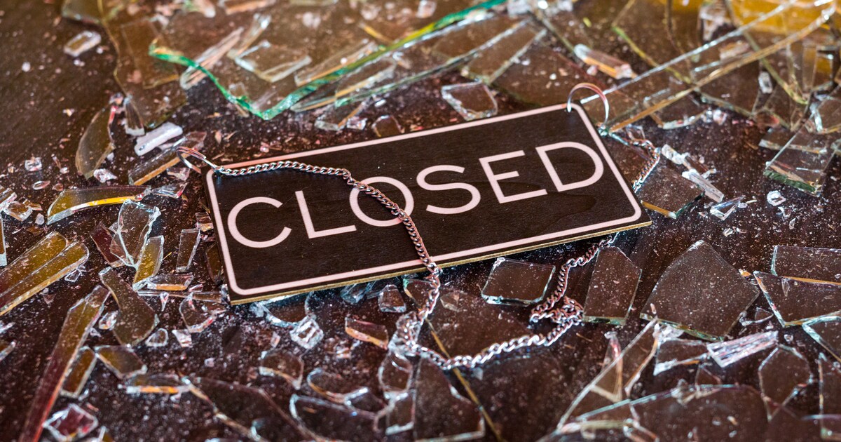 Na stenen door de ruiten en racistische graffiti sluit Zuhair Alyousefi zijn snackbar in Duindorp