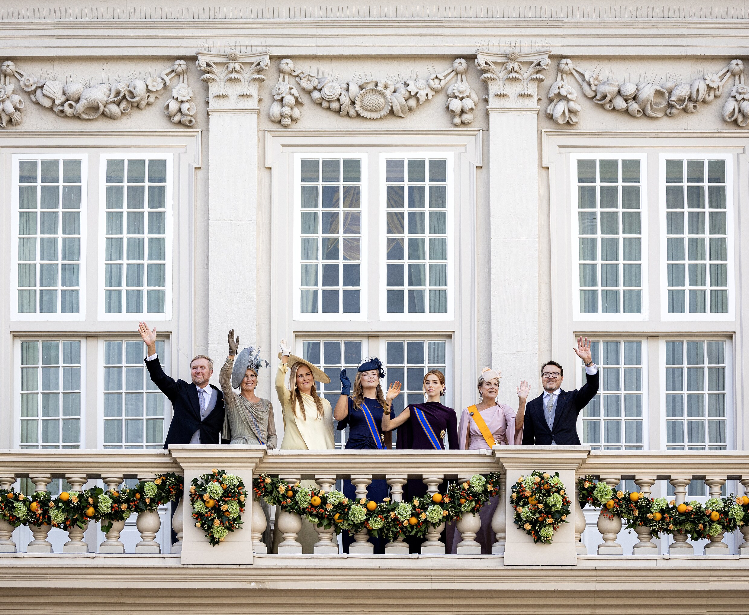 De koninklijke familie zwaait naar het publiek vanaf het balkon van Paleis Noordeinde.