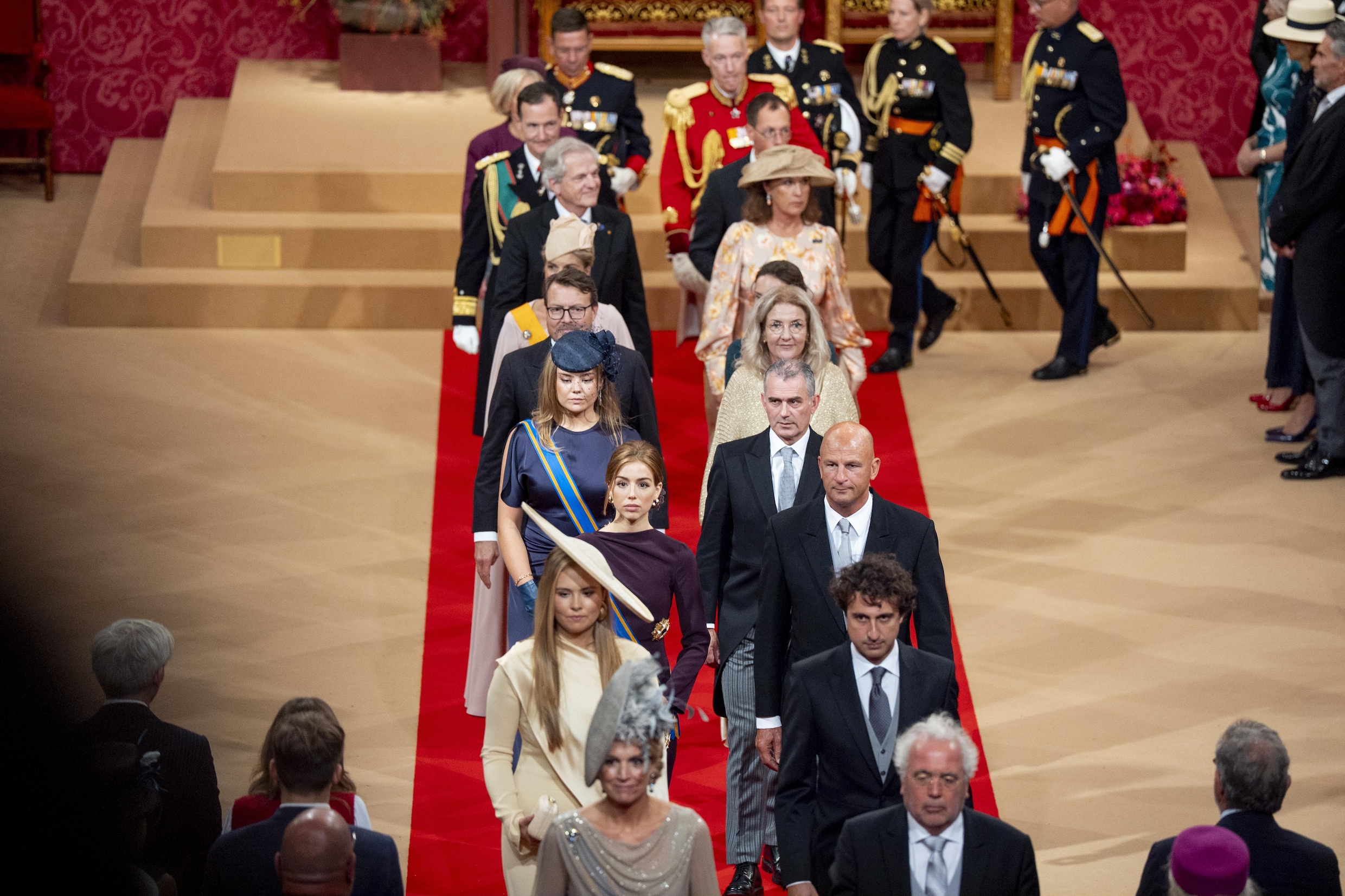 op-de-prinsjesdag-vol-stilstand-werd-zelfs-de-koning-meegezogen-trouw
