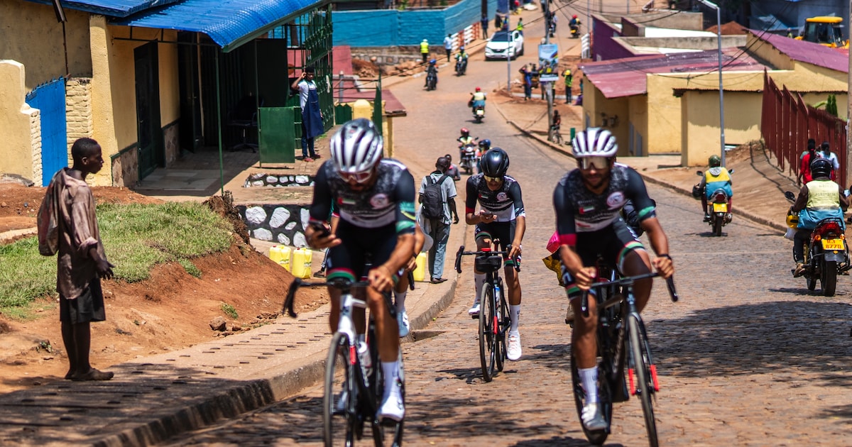Wielrenners zien in Rwanda alleen vrolijkheid. ‘Straatkinderen worden ...