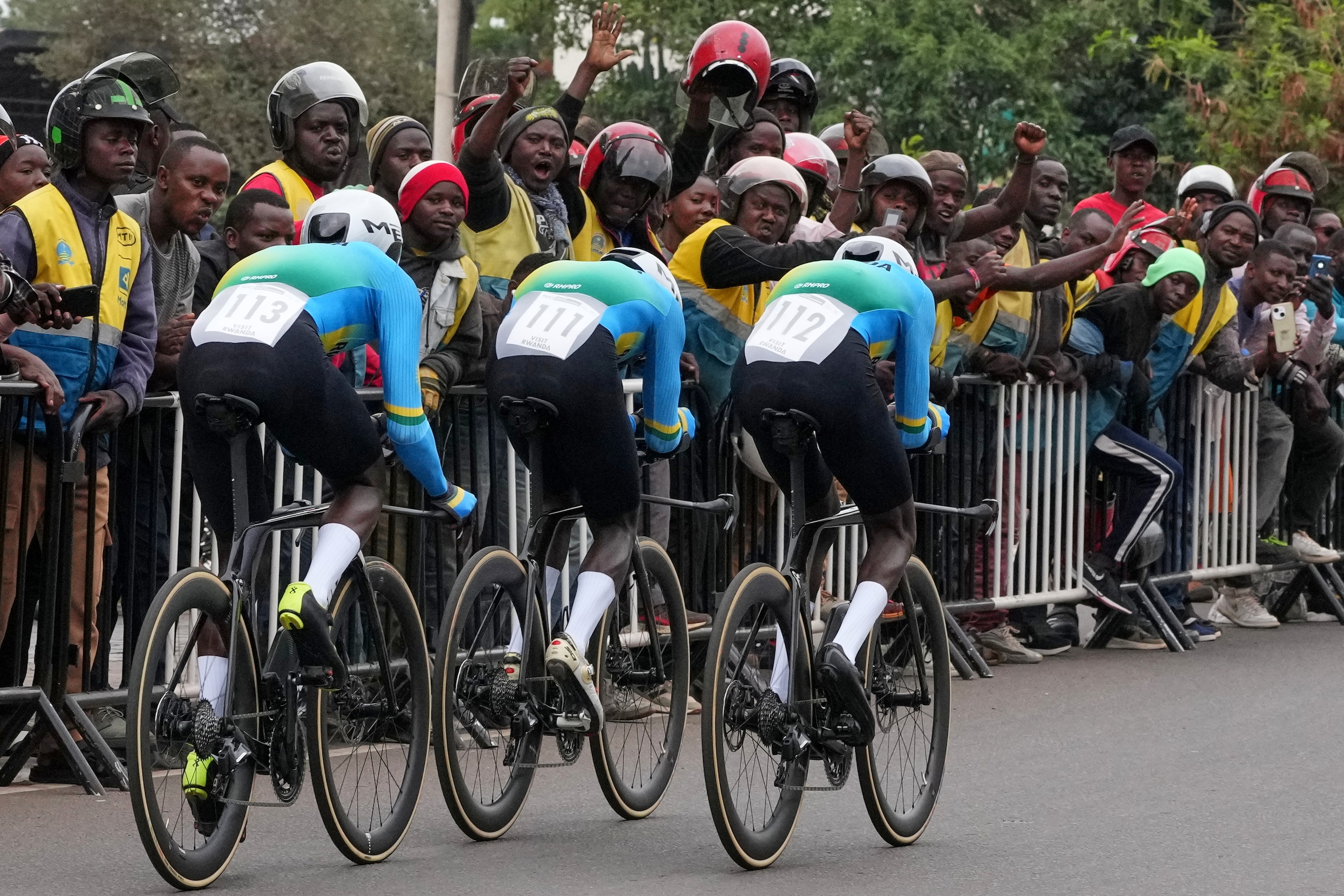 Wielrenners zien in Rwanda alleen vrolijkheid. ‘Straatkinderen worden ...