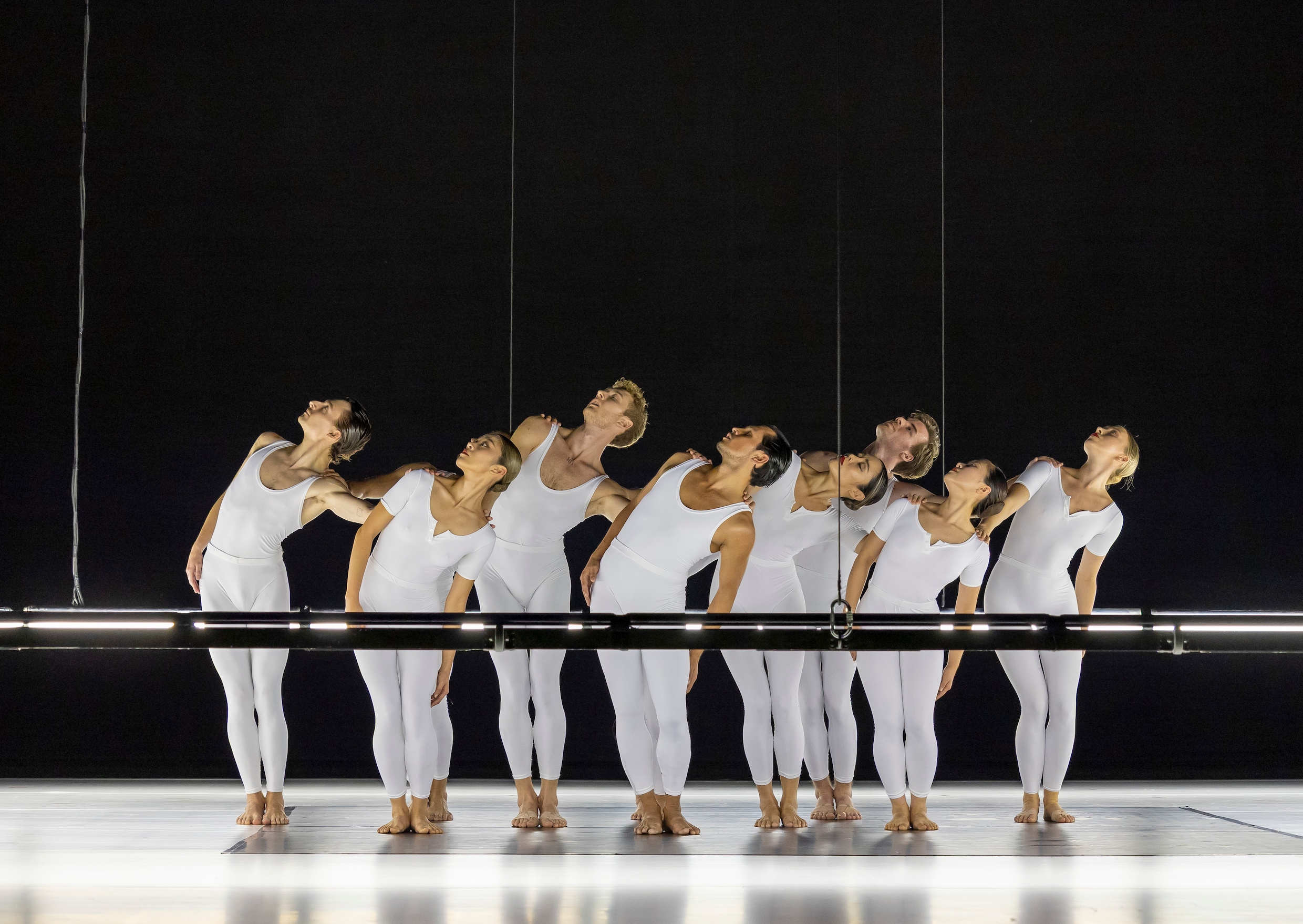 In te bedachtzame ‘Squares’ van Hans van Manen laat Introdans details ...