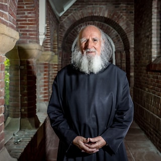 Bestsellermonnik Anselm Grün onder vuur wegens uit de wind houden van ontuchtkapelaan