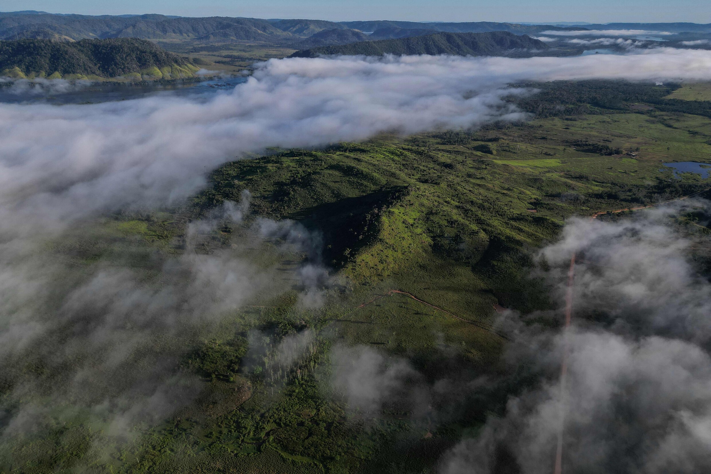 Luchtfoto van het Amazonegebied in de deelstaat Para, in Noord-Brazilië. Door droogte en bosbranden ging vorig jaar 18 miljoen hectare bos verloren in dit tropische woud.