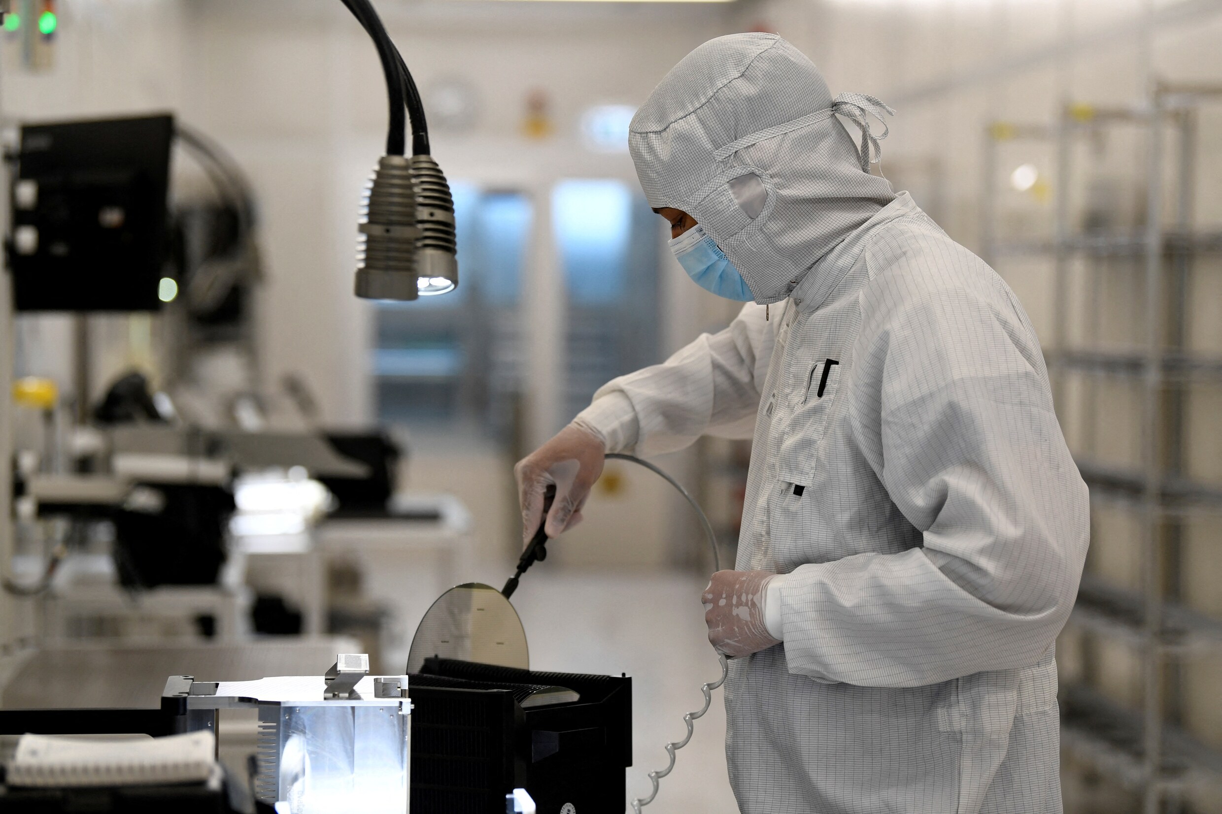 De productie van een wafer in de fabriek van chipfabrikant Nexperia in Hamburg. De wafers die daar worden gemaakt, worden in China verder bewerkt.