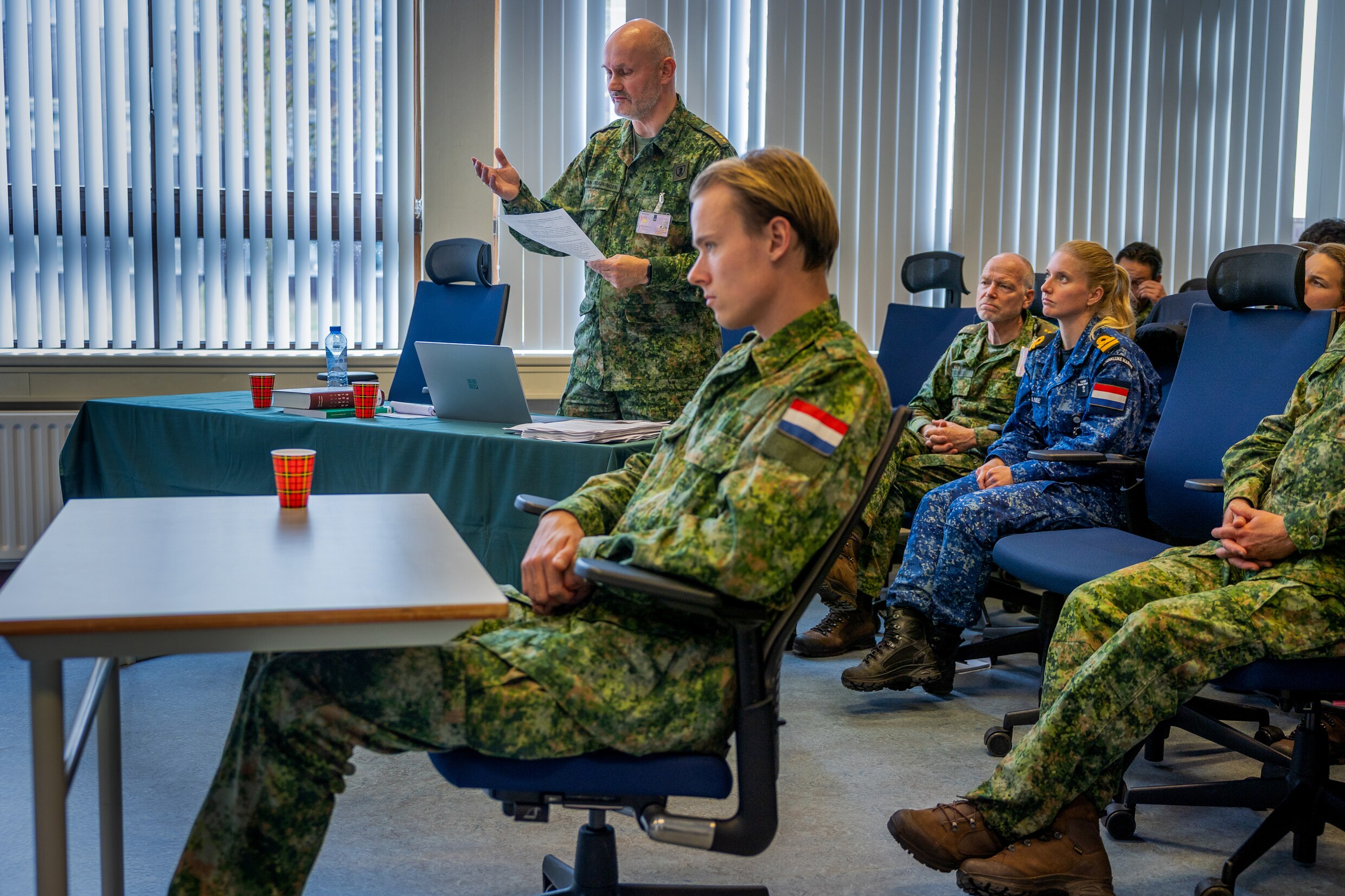 Een militair staat terecht tijdens een oefening van de mobiele rechtbank.