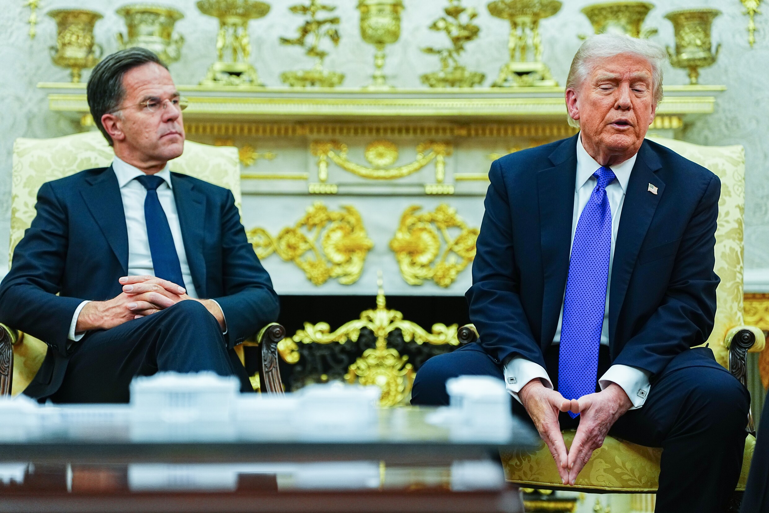 Trump verscherpt druk op Poetin en treft Russische oliebedrijven | Trouw