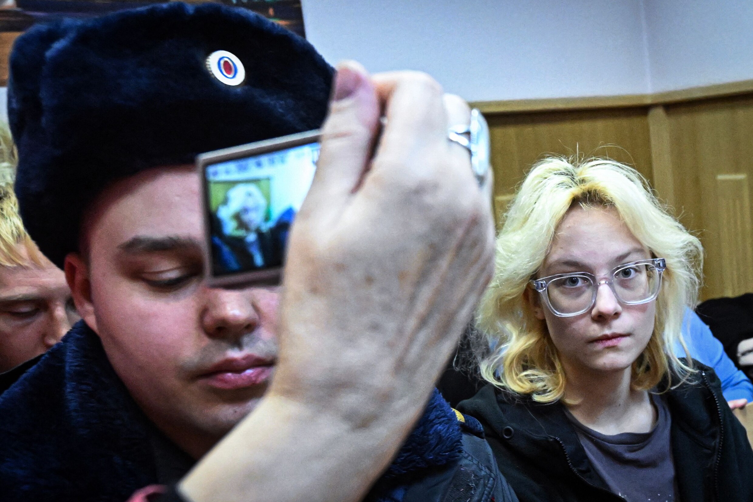 De achttienjarige Diana Loginova (rechts) werd opgepakt voor de straatperformances van haar rockband Stoptime.