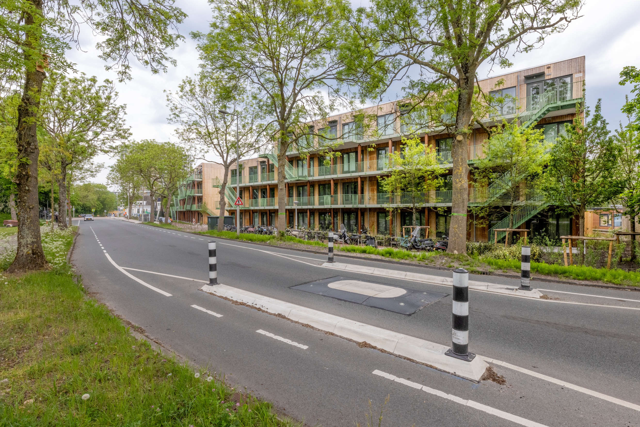 De galerijen, balkons en trappen zitten aan de straatkant om eventuele geluidsoverlast over het water te beperken.